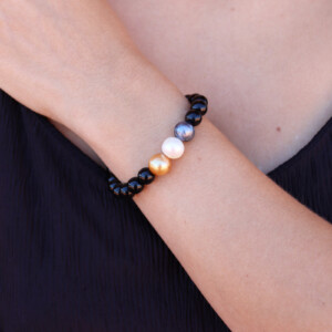 PULSERA ÓNIX Y PERLAS CULTIVADAS BLANCA, DORADA Y GRIS