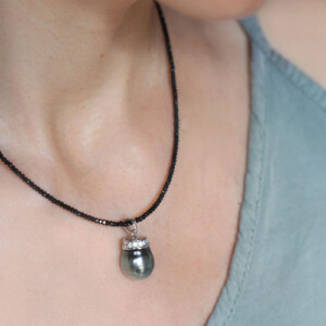 COLLAR ESPINELA Y PERLA TAHITÍ