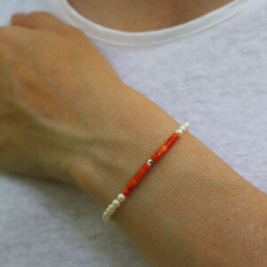 PULSERA CORAL Y PERLAS