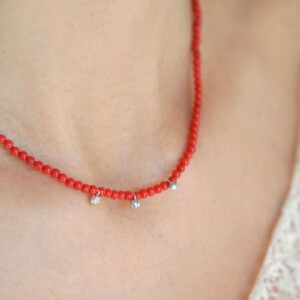COLLAR CORAL Y CHARMS PLATA ZIRCONITA