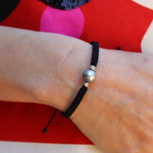 PULSERA MACRAMÉ PERLA GRIS