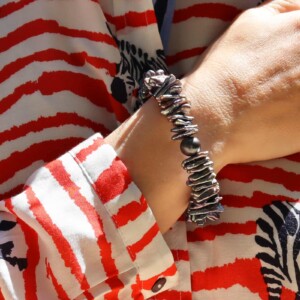 PULSERA PERLAS KEISHI Y ESFÉRICA GRIS