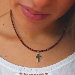 COLLAR GRANATE COLGANTE CRUZ ESPINELA