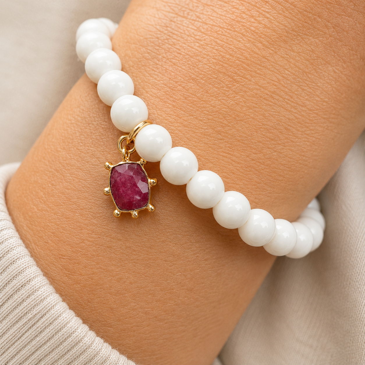 PULSERA DE ÁGATA BLANCA CHARM RUBÍ PLATA BAÑO ORO 18 KTES