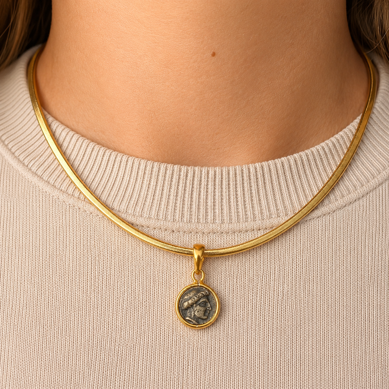 COLLAR CUERO MONEDA ROMANA PLATA BAÑO ORO 18 QUILATES
