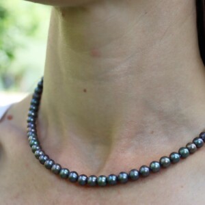 COLLAR PERLAS GRISES