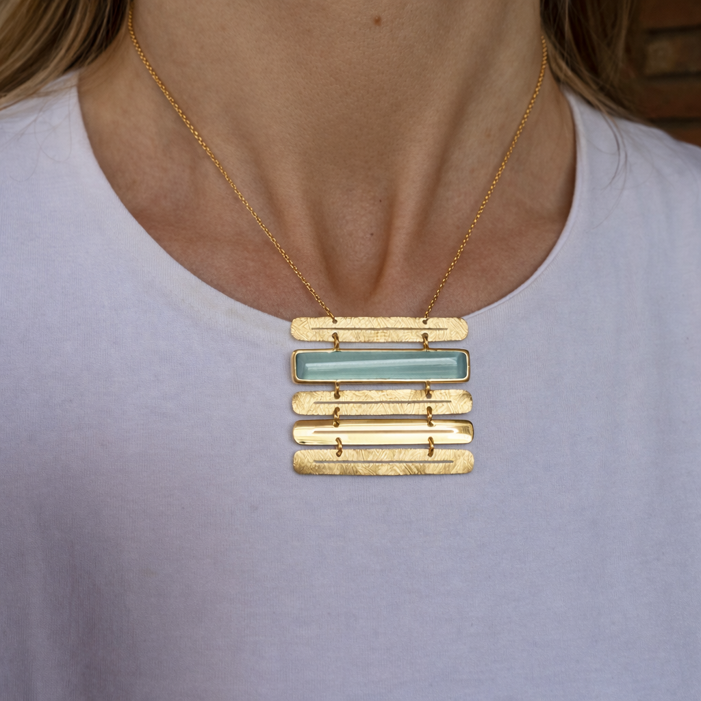 COLLAR GEOMÉTRICO CALCEDONIA AZUL Y PLATA BAÑO ORO 18K