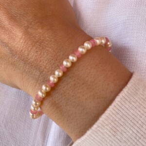 PULSERA PERLAS Y CUARZO ROSA