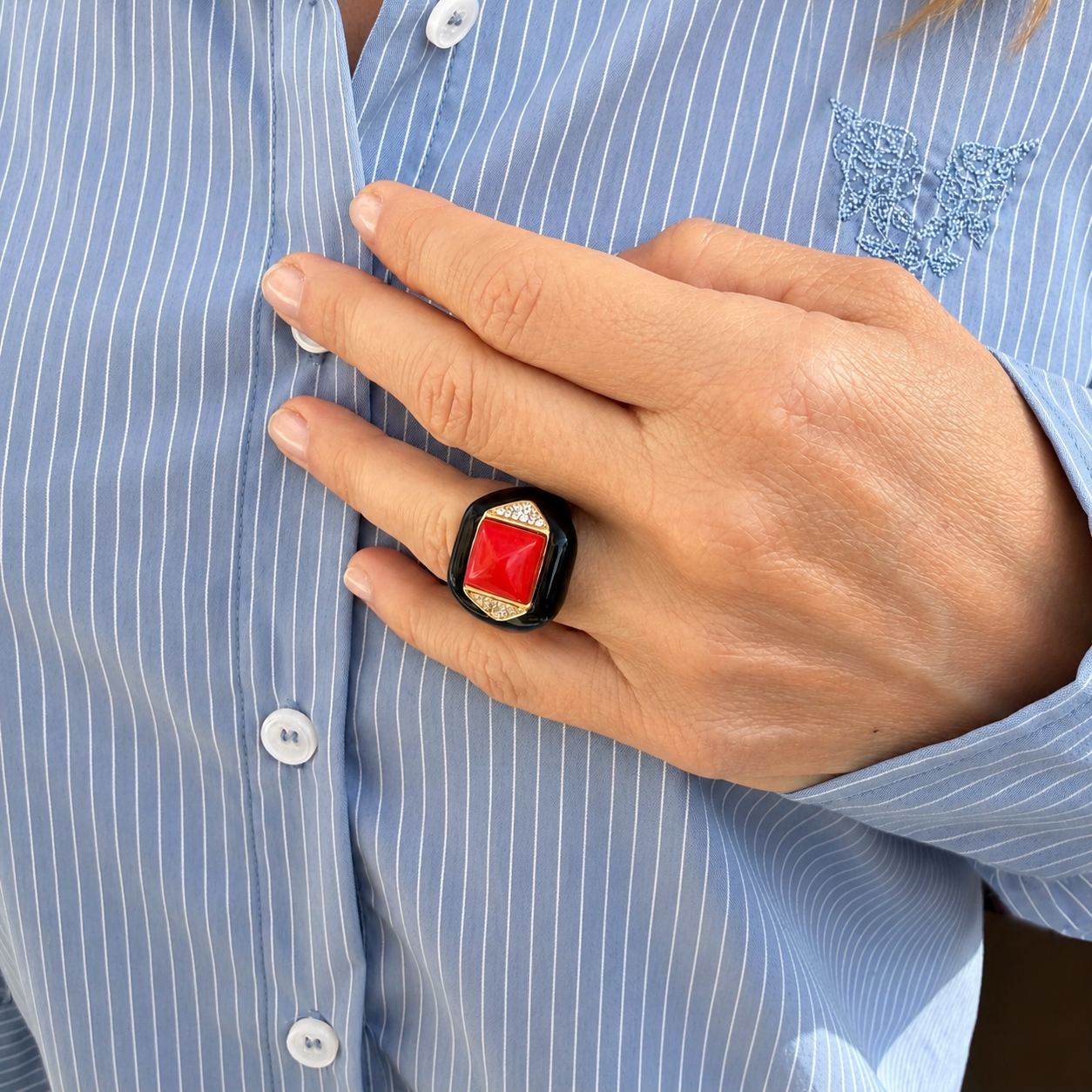 ANILLO CORAL Y ÓNIX PLATA BAÑO ORO 18 QUILATES