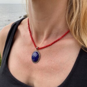 COLLAR CORAL COLGANTE LAPISLÁZULI