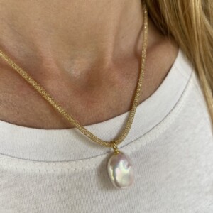 COLLAR AURA-PERLA BARROCA MALLA DORADA