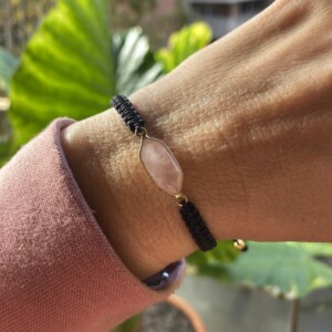 PULSERA CUARZO ROSA MACRAMÉ