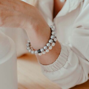 PULSERA PERLAS GRISES ABRAZADERA PLATA Y ZIRCONITAS