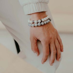 PULSERA PERLAS BLANCAS ABRAZADERAS PLATA Y ZIRCONITAS